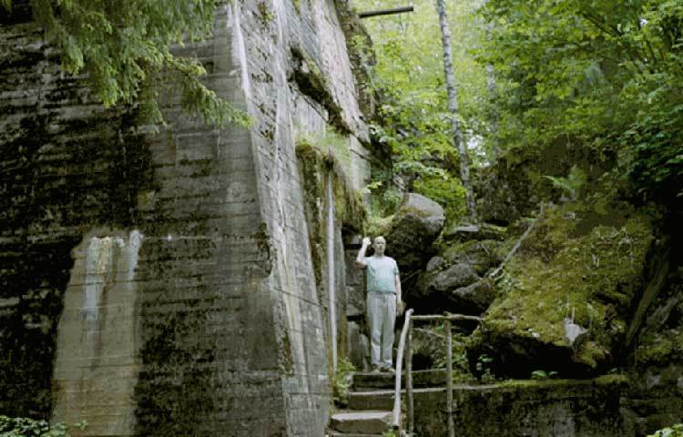 এই ঘাঁটিটাই উলভ’স লেয়ার বা নেকড়ের ডেরা নামে পরিচিত। এই ঘাঁটিতে এখন সাধারণ মানুষ ঘুরতে যান প্রতি বছরই। দর্শকদের আগ্রহ দেখে এই বিশাল অঞ্চলকে একটি থিম পার্কে পরিণত করার পরিকল্পনাও করেছে পোলিশ সরকার। পার্কের থিম হবে ‘নাজি সময়কাল ও হিটলার’।