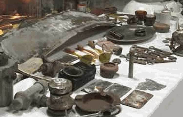 আর কী কী পাওয়া গিয়েছে হিটলারের এই ডেরা থেকে? উদ্ধার হাওয়া সামাগ্রীর মধ্যে রয়েছে একটি গ্যাস লাইটার, হাত ঘড়ি, কিছু বুরুশ, চিরুনি, সানগ্লাস, দাড়ি কাটার রেজার, ক্ষুর।