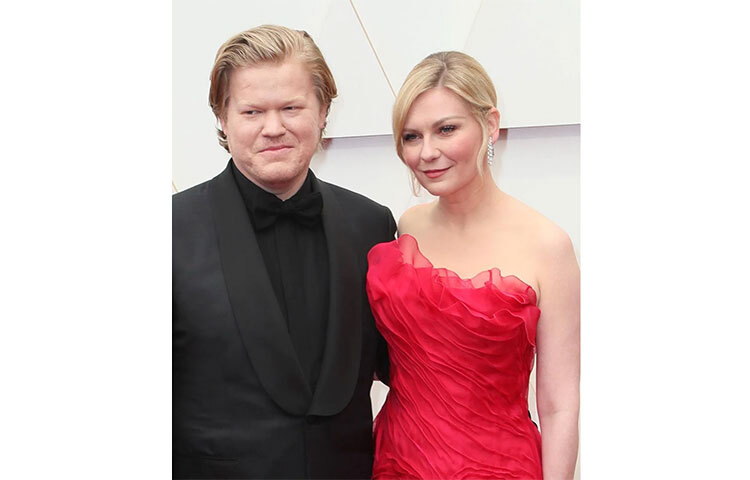 ক্রিস্টেন ডান্সট ও জেস প্লিমোন্সের নজরকাড়া সাজ। ছবি: সংগৃহীত