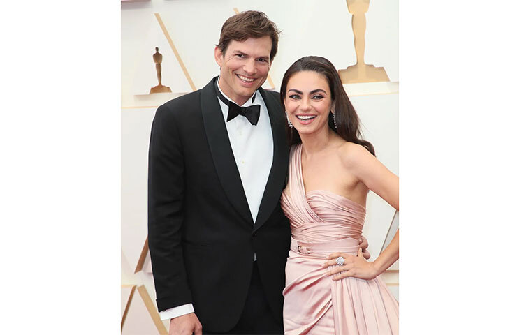 অ্যাস্টন কুচার ও মিলা কুনিসের গর্জাস সাজ। ছবি: সংগৃহীত