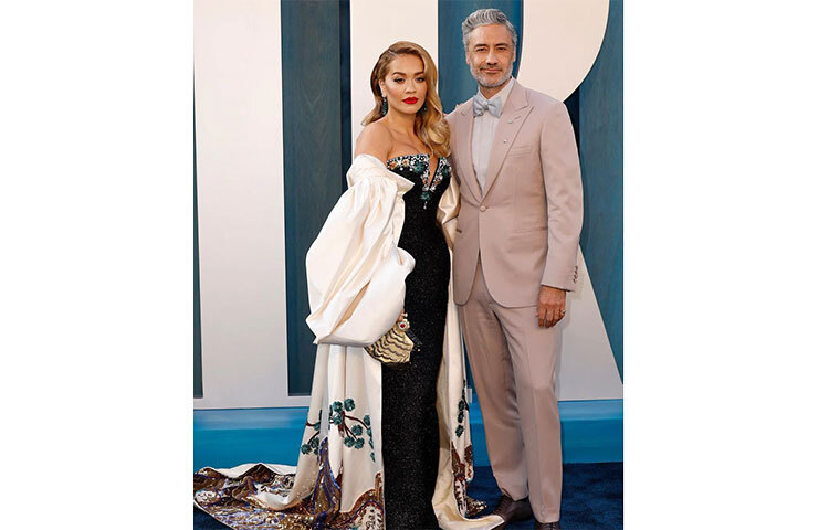 রীতা ওরা ও তাইকা ওয়াতিতি রেড কার্পেটের এন্ট্রি। ছবি: সংগৃহীত