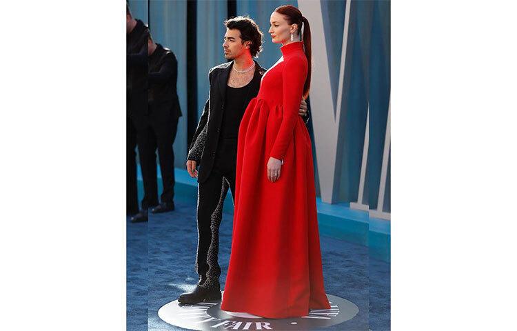 সন্তানসম্ভবা সোফি টার্নার স্বামী জো জোনাসের সঙ্গে। ছবি: সংগৃহীত