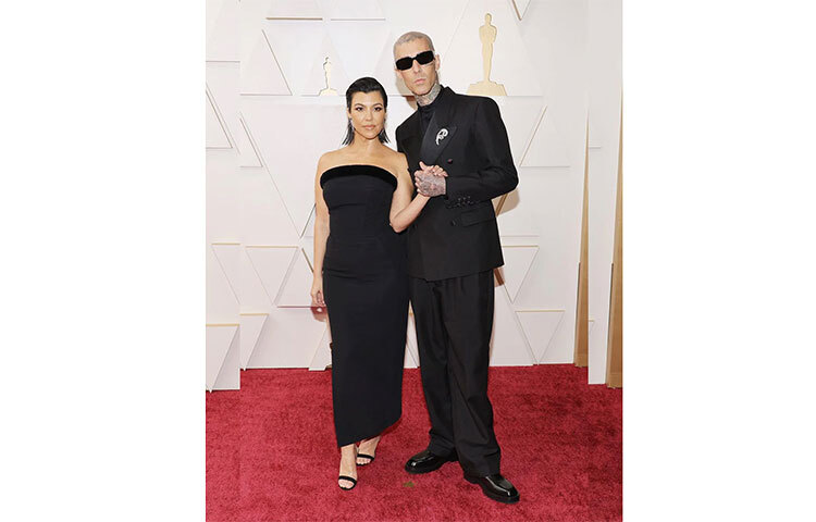 কোর্টনি কার্দাশিয়ানের সঙ্গে ট্রাভিস বার্কার পুরো কালো পোশাকে এসেছেন। ছবি: সংগৃহীত