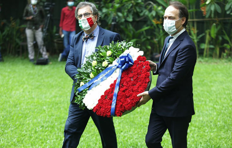 দুই বিদেশি কূটনীতিক নিহতদের ফুলেল শ্রদ্ধা জানাচ্ছেন। ছবি: মাহবুব আলম