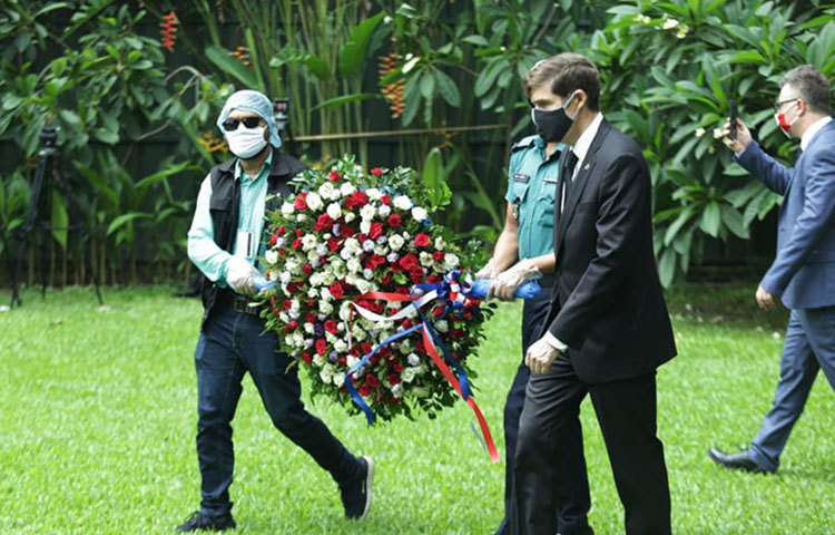 ফুলেল শ্রদ্ধায় স্মরণ করা হচ্ছে নিতদের। ছবি: মাহবুব আলম