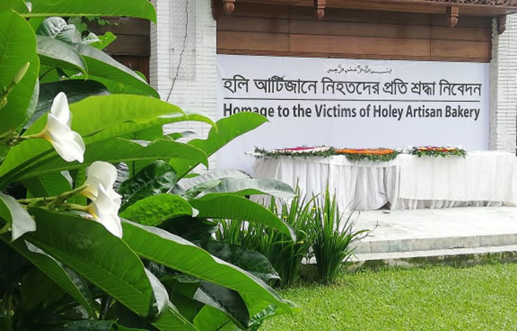 সেদিনের জঙ্গি হামলায় দুই পুলিশ কর্মকর্তা ও ১৭ বিদেশি নাগরিকসহ মোট ২২ জন নিহত হন। ছবি: মাহবুব আলম কয়েকবার প্রস্তুতি নিয়েও রাতে অভিযান চালায়নি আইনশৃঙ্খলা বাহিনী। পরদিন সকালে সেনাবাহিনীর প্যারা কমান্ডো সদস্যদের পরিচালিত ‘অপারেশন থান্ডারবোল্টে’ অবসান হয় জিম্মিদশার। পুলিশের অভিযানে মৃত্যু হয় হামলাকারী পাঁচ জঙ্গির। ছবি: মাহবুব আলম