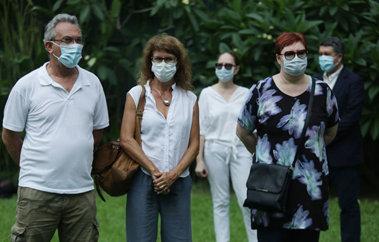 নিহদের স্বজনও স্বদেশিরা এসেছেন শ্রদ্ধা জানাতে। ছবি: মাহবুব আলম