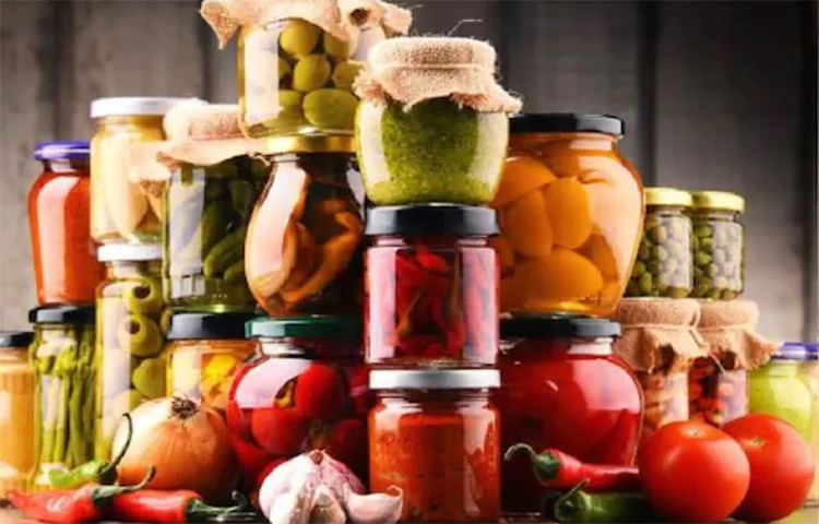 যে কোনো রান্নাতেই লবণ বেশি হয়ে গেলে তার স্বাদ নষ্ট হয়ে যায়। খাবারে লবণ কম হলে তা আবার স্বাদহীন লাগে। কিন্তু লবণ বেশি হয়ে গেলে কমাতে বেশ পরিশ্রম করতে হয়। আচারে লবণ বেশি পড়ে গেলেও যথেষ্ট সমস্যার। ছবি: সংগৃহীত