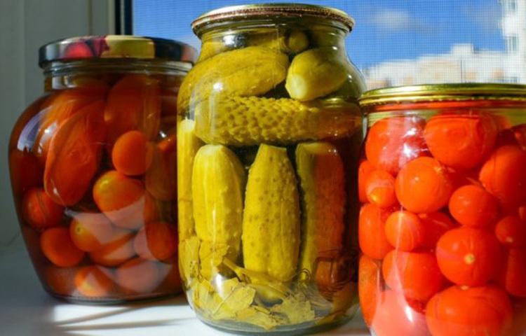 শীতকাল মানেই আচারের মৌসুম। অনেক বাড়িতেই ভাত বা রুটির সঙ্গে আচার ও আচারের তেল না হলে চলে না। আচারে লবণ বেশি হয়ে গেলে তা কমানোর বেশ কিছু উপায় আছে। ছবি: সংগৃহীত