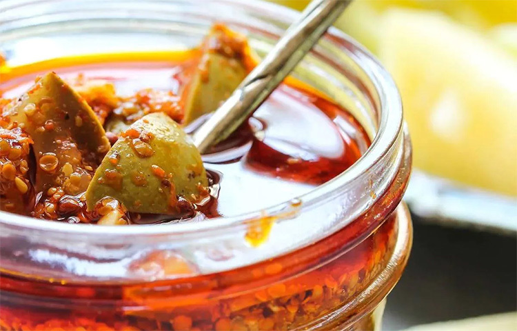 তবে নতুন আচারে একদম লবণ দেবেন না। এবার দুটি আচার ভালো করে মিশিয়ে নিন। স্বাদের ভারসাম্য রক্ষা হবে। ছবি: সংগৃহীত