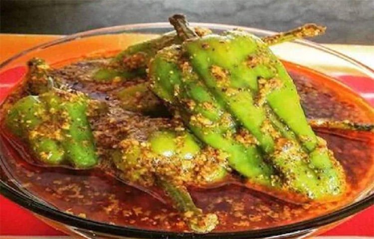 আচারে লবণ বেশি পড়ে গেলে তাতে ভিনিগার মিশিয়ে দিন। ভিনিগার লবণের তীব্রতা কমিয়ে দেবে। আখের রস বা ভিনিগারও মেশাতে পারেন আচারে, এতে লবণের মাত্রা কমে যাবে। ছবি: সংগৃহীত