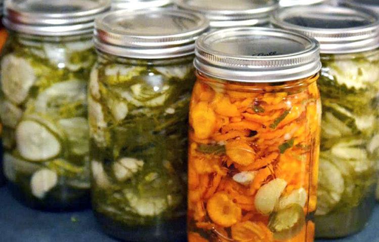 কিছু আচারে মেশানো যায় লেবুর রসও। লেবুরস স্বাদে টক। এই অম্লভাব আচারে দিলে লবণের তীব্রতা কমে যাবে। ছবি: সংগৃহীত