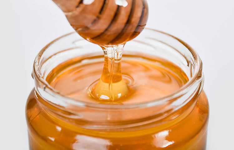 মধুতে আছে অ্যান্টিব্যাকটেরিয়াল ও অ্যান্টিঅক্সিড্যান্ট গুণ। তার ফলে হজমশক্তি উন্নত হয়। রোগ প্রতিরোধ শক্তি বাড়ে। মধুতে আছে অ্যান্টিঅক্সিড্যান্ট। ছবি: সংগৃহীত