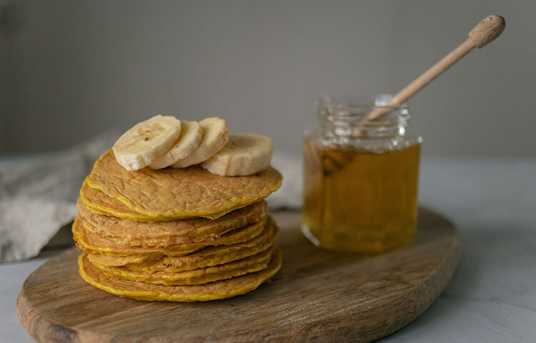 একাধিক স্বাস্থ্য বিশেষজ্ঞের মতে, যদি ঠিকমতো খাওয়া যায় তাহলে হৃদযন্ত্রের স্বাস্থ্য ভালো রাখে মধু। রক্তে পলিফনিক অ্যান্টিঅক্সিড্যান্ট বাড়ে মধুর গুণে। ফলে হদরোগের আশঙ্কা কমে। ছবি: সংগৃহীত