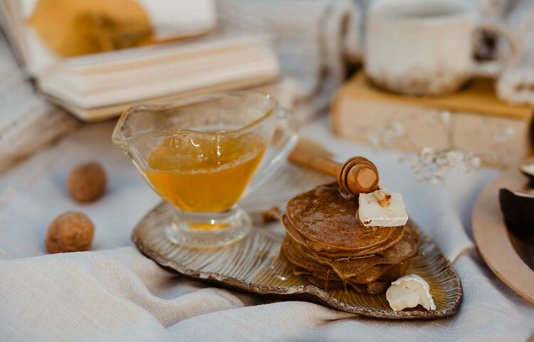 মধুর অ্যান্টিঅক্সিড্যান্ট, অ্যান্টিইনফ্লেম্যাটরি, অ্যান্টিভাইরাল গুণ রোগ প্রতিরোধ শক্তি গড়ে তোলে। ফলে সর্দিকাশি ও ফ্লুয়ের চিকিৎসায় মধুর ভূমিকা অনন্য। ছবি: সংগৃহীত