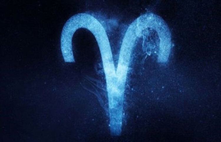 প্রথমেই যে রাশির জাতক-জাতিকাদের প্রণয়ের সম্পর্ক হতে পারে নতুন বছরে, তা হলো মেষ। অর্থাৎ যাদের জন্ম ২১ মার্চ থেকে ১৯ এপ্রিলের মধ্যে। নতুন বছর মেষের জন্য শুভ। প্রেম আসবে বারবার। এই রাশির জাতক-জাতিকারা নিজেদের কমফর্ট জোন থেকে বের হলে লাভবান হবেন।