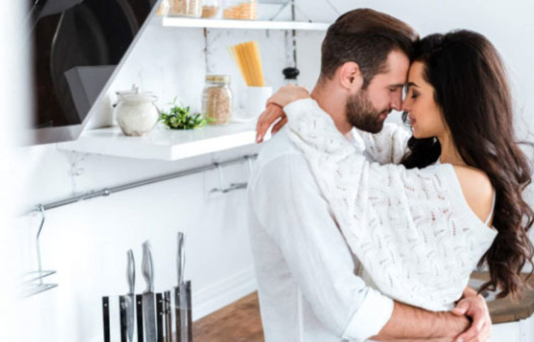 সিংহ: সিংহ রাশির মানুষরা কিন্তু সহজেই কারোর প্রতি আকৃষ্ট হন। নিজেদের পছন্দ মতো কাউকে পেলে চলতি রিলেশনশিপ-এর ‘কমিটমেন্ট’ কিন্তু তারা ভুলে যেতেও পারেন। সিংহ জঙ্গলের রাজা। এই রাশির মানুষরাও জীবনে অনেক উন্নতি করার পাশাপাশি নিজেকে বাকিদের তুলনায় সেরাই মনে করেন। এই সমস্যার জন্য অনেকসময় ভুল সিদ্ধান্তও নিয়ে ফেলেন তারা।