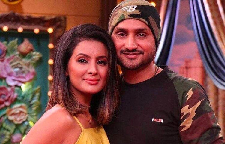 তবে হরভজনও সহজে পিছিয়ে আসার পাত্র নন। তিনি গীতার সঙ্গে প্রেমের সম্পর্ক জিইয়ে রাখলেন এক তরফাই। প্রায় ১ বছর পরে তার প্রস্তাবে ‘হ্যাঁ’ বলেন গীতা।