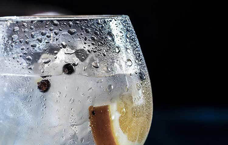 বিশেষজ্ঞদের দাবি, অতি মাত্রায় ঠান্ডা পানি রক্তনালীকে সঙ্কুচিত করে দেয়। এমন কী, হজমের সময় যে সমস্ত পুষ্টিগুণ আমাদের দেহে শোষিত হয় তাতেও বাধা দেয় তা। এতে হজমে গোলমাল ঘটতে পারে।