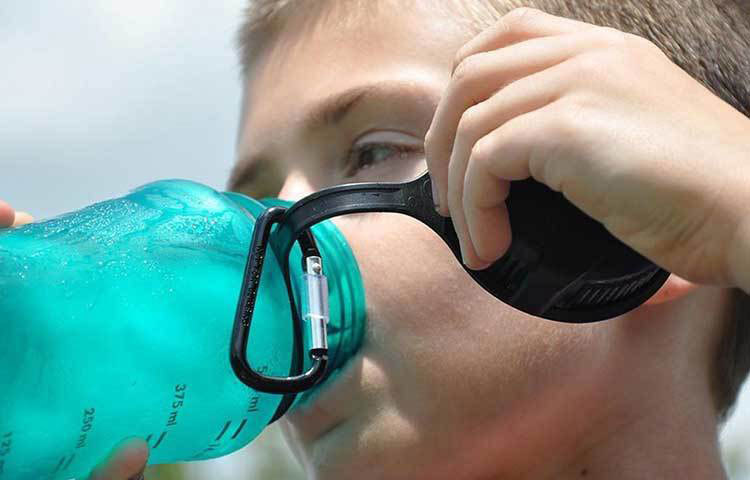 মনে পড়ে, ছোটবেলায় বাড়ির বড়রা বলতেন, অত্যন্ত বেশি ঠান্ডা পানি পানে গলা বসে যেতে পারে বা সর্দি হতে পারে। তাতে সায় দেন চিকিৎসকেরাও। বিশেষত, খাওয়ার পর ঠান্ডা পানি পান করা একেবারেই এড়িয়ে চলুন।