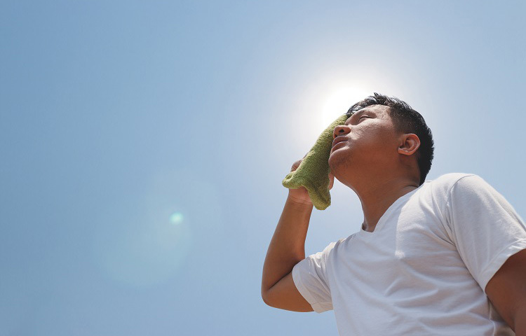 গরমের কারণে কিছু ক্ষেত্রে শরীরে সোডিয়াম-পটাসিয়ামের পরিমাণ কমে সমস্যা দেখা দেয়। কাজেই রোদের মধ্যে খুব বেশি ঘোরাঘুরি না করাই ভালো। সকাল ১০টা থেকে দুপুর ২টা পর্যন্ত সূর্যের তাপ সবচেয়ে বেশি থাকে। ওই সময়ে বাইরে বের হওয়া উচিত নয়। ছবি: সংগৃহীত