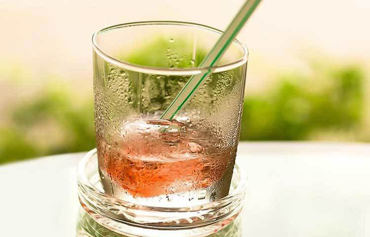 বিশেষজ্ঞদের জানিয়েছেন, খাবারের স্নেহ পদার্থগুলোকে (ফ্যাট) ভেঙে দিতে বাধা দেয় বরফ ঠান্ডা পানি। উল্টে, তা জমাট বাঁধিয়ে দেয়। ব্যাঙ্গালুরুর নিউট্রিশনিস্ট অঞ্জু সুদের পরামর্শ, জল যদি খেতেই হয় তবে খাওয়ার অন্তত আধ ঘণ্টা আগে বা পরে তা খেয়ে নিন।