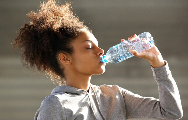 সকাল ১০টা থেকে দুপুর ২টার মধ্যে বাড়ি বা অফিসের বাইরে বেরতে হলে দু’টি বিষয়ে সতর্ক থাকুন- শরীরে যেন পানির ঘাটতি না ঘটে। ঘামের সঙ্গে যেহেতু লবণও শরীর থেকে বেরিয়ে যায়, তাই শরীরে পানির পাশাপাশি লবণও যাওয়া দরকার। কাজেই ডাবের পানি, চিঁড়ে-মুড়ি ভেজানো পানি শরীরের পক্ষে আরামদায়ক। ছবি: সংগৃহীত