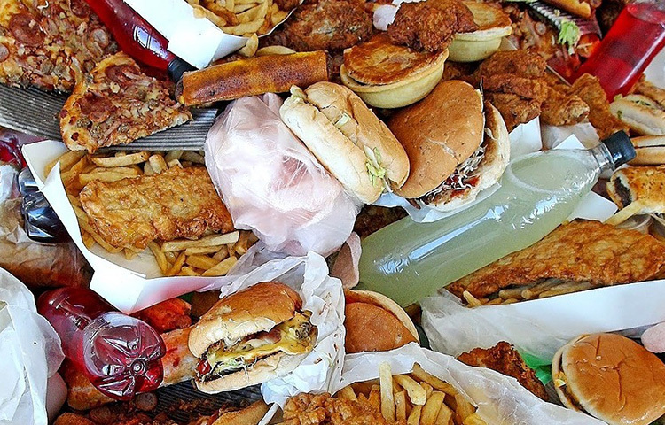 জিভে যদি লালা না থাকে তা হলে সমস্যা। ক্লান্ত লাগলে বিশ্রাম নিন। খালি পেটে ঘুরবেন না। প্রচুর পানি ও ফলের রস খান। রাস্তার ধারের কাটা ফল, মশলাযুক্ত খাবার ও জাঙ্ক ফুড এড়িয়ে চলুন। ছবি: সংগৃহীত