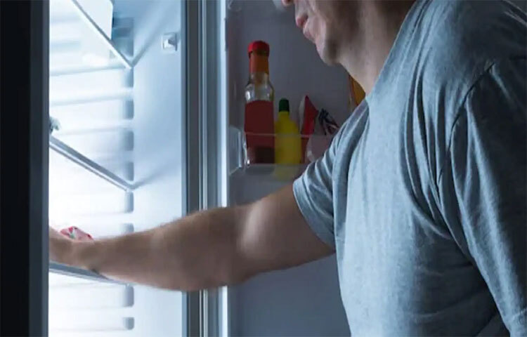 বিছানোর কিছুক্ষণ আগে বিছানার চাদরটি একটি প্লাস্টিক ব্যাগে ভরে কয়েক মিনিটের জন্য ফ্রিজ বা ফ্রিজারে রেখে দিন। চমৎকার ঠান্ডা অনুভূতি নিয়ে ঘুমতে চাইলে এই পদ্ধতি অনুসরণ করতেই পারেন। ছবি: সংগৃহীত