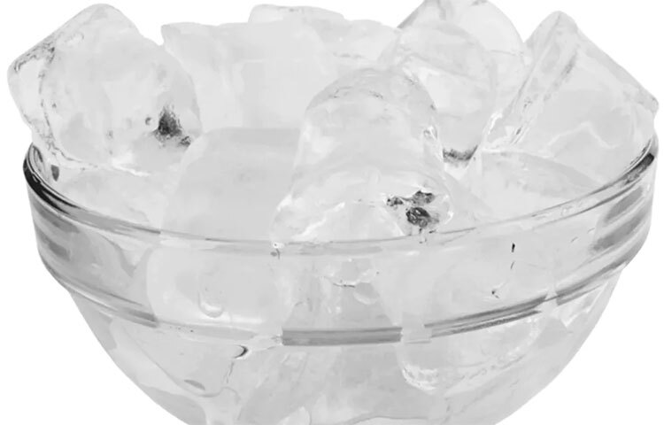 বাসায় হট ওয়াটার ব্যাগ থাকলে সেটাকে ভরে ফেলুন বরফঠান্ডা পানি দিয়ে, আর ঘুমোনোর সময় বিছানায় এটিকে ব্যবহার করুন ‘আইস প্যাক’ হিসেবে। ছবি: সংগৃহীত