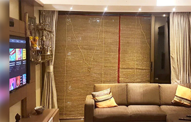 জানলায় বা বারান্দায় ব্যবহার করুন খেসের পর্দা। খেস একরকমের ঘাস, তাপ আটকাতে সক্ষম। তাতে যদি একটু পানি ঢেলে দিতে পারেন, দেখবেন ঘর অনেক ঠান্ডা হয়ে গিয়েছে। মোটা চাদর জলে ভিজিয়ে, শুকিয়ে নিয়ে, অল্প স্যাঁতসেতে ভাবটা রেখে পর্দার গায়ে সেঁটে দিতে পারেন। খসখসের বিকল্প হিসেবে ভালো কাজ করে। ছবি: সংগৃহীত