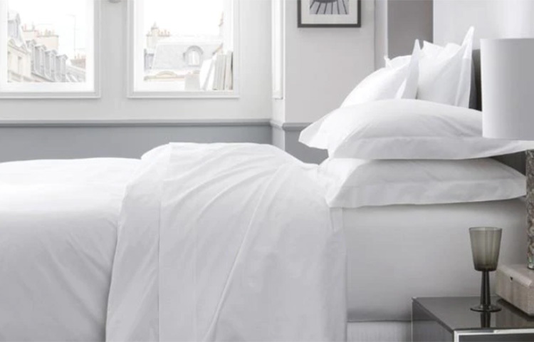 বিছানার চাদর, বেডকভার ব্যবহার করুন হালকা রঙের পাতলা সুতির। তুলো তাপ টানে। তাই বালিশে ভরতে পারেন বাজরা বা চাল। গদির মাঝখানে একটা মাদুর পেতে রাখলে বিছানার গরম অনেকটাই কমে যাবে। ছবি: সংগৃহীত