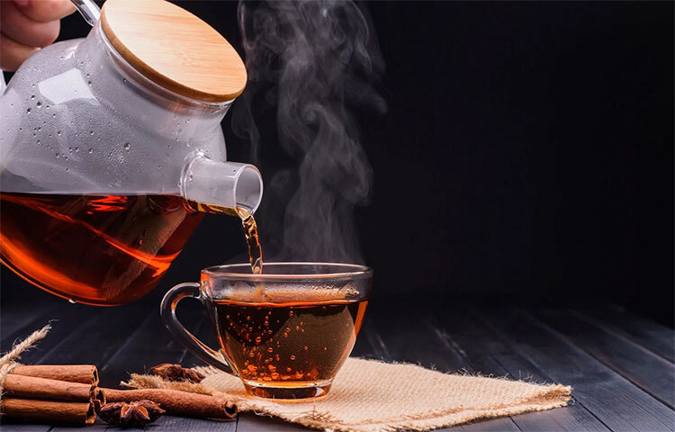 শরীর শীতল রাখে: শুনতে অদ্ভুত লাগলেও এটাই সত্যি যে বরফ শরীর আরও গরম করে দেয়। উষ্ণ চা পান শরীরকে শিথিল করতে, শান্ত করতে সাহায্য করে। গরম পানীয় স্বাভাবিকভাবে হোমিওস্ট্যাটিক তাপমাত্রায় শরীরকে ঠান্ডা করতে দেয়। ছবি: সংগৃহীত