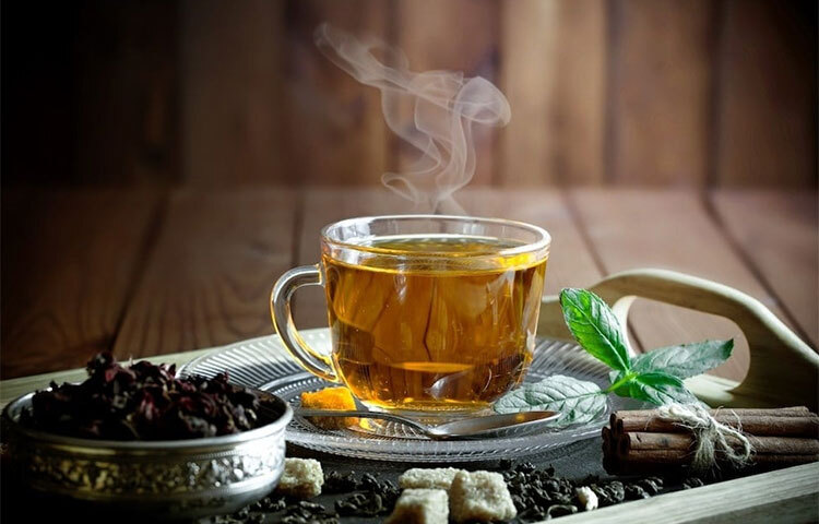 হজম করতে সাহায্য করে: ঠান্ডা খাবার এবং বরফ দেওয়া পানীয় আমাদের পরিপাক ক্রিয়াকে দুর্বল করে। বিশেষত খাবারের পর ঠান্ডা পানীয় পান করলে পাচনতন্ত্রে রক্ত প্রবাহ সীমাবদ্ধ হয়ে যায়। খাবারের সময় এবং পরে গরম চায়ে চুমুক দিলে হজমের সমস্যা কম হবে। ছবি: সংগৃহীত