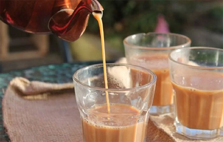 রোগ প্রতিরোধ ক্ষমতা শক্তিশালী করে: গরম চা শরীরে সঞ্চালন এবং পুষ্টির শোষণ বৃদ্ধি করে। ঠান্ডা পানীয় গ্রহণ গ্যাস্ট্রোইনটেস্টাইনাল ট্র্যাক্টের গতি বাড়ায়, তাই অঙ্গগুলো সঠিকভাবে পুষ্টি শোষণ করতে পারে না। সময়ের সঙ্গে সঙ্গে, যদি শরীর বৃদ্ধি এবং মেরামতের জন্য প্রয়োজনীয় এবং পর্যাপ্ত পুষ্টি না পায়, তাহলে অসুস্থতার ঝুঁকি আরও বেড়ে যায়। ছবি: সংগৃহীত