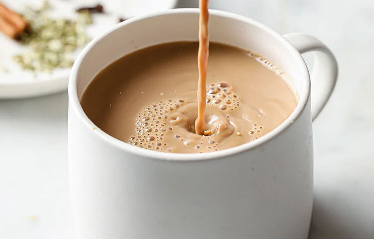 ওজন কমাতে সাহায্য করে: ঠান্ডা পানি শরীরের মধ্যে চর্বিকে শক্ত করতে সাহায্য করে। অন্যদিকে, গরম পানি তা গলিয়ে দেয়। তাই গরম চা ওজন কমানোর ক্ষেত্রে একটি প্রধান সহায়ক হিসেবে বিবেচিত হয়। ছবি: সংগৃহীত