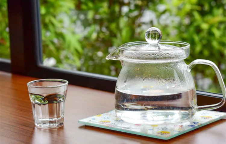 ওজন কমে: ওজন কমানোর জন্য এতদিন হয়তো অনেক কিছুই ট্রাই করেছেন। কিন্তু কাজের কাজ কিছুই হয়নি। এবার টানা তিন মাস প্রতিদিন অন্তত ৩ গ্লাস করে গরম পানি খেয়ে দেখুন। পার্থক্যটা নিজেই বুঝতে পারবেন। ছবি: সংগৃহীত