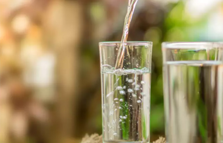 জয়েন্ট পেইন: গরম পানি হাড় এবং পেশীর সংযোগস্থলগুলো অনেক মোলায়েম রাখতে সাহায্য করে। ফলে ব্যথা কমে যায়। ছবি: সংগৃহীত