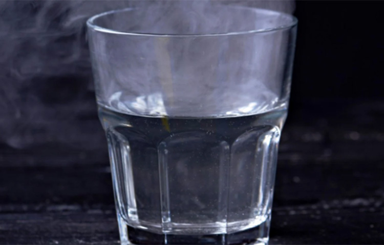 চুল ভালো রাখে: চুল ও ত্বকের জন্য গরম পানি খুবই ভালো। হালকা গরম পানি খেলে চকচকে হয় চুল ও ত্বক। চুলের স্থায়িত্ব বাড়ে, চুল গজায়। ছবি: সংগৃহীত