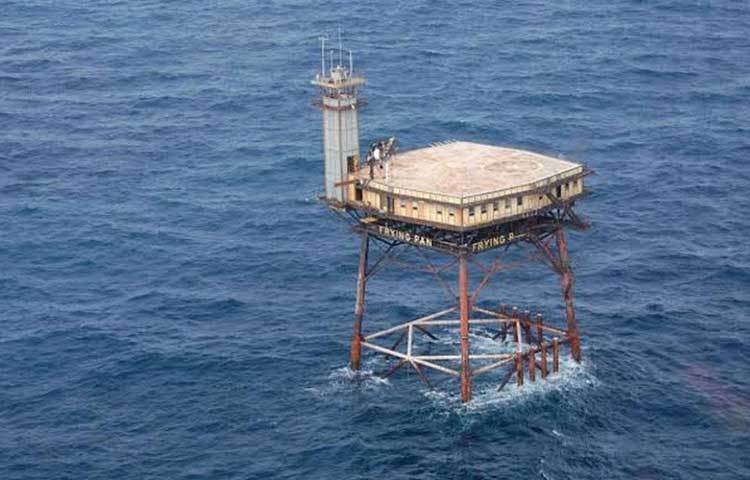 রোমাঞ্চবিলাসী পর্যটকদের প্রিয় আস্তানা। সমুদ্রের মাঝখানে এমন একটা জায়গা যেখানে একা থাকতে বুক দুরুদুরু করে, আবার প্রকৃতিকে ভীষণ কাছ থেকে উপভোগ করা যায়। না কোনো কোলাহল, না কোনো যান্ত্রিক শব্দ। প্রকৃতির ডাকেই ঘুম ভাঙে এই হোটেলে।