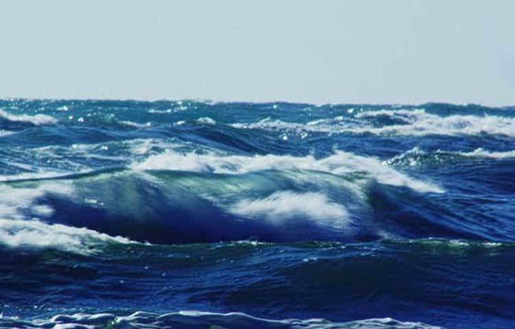 অটলান্টিকের বিশালাকার ঢেউ আর সামুদ্রিক ঝোড়ো হাওয়া যাতে পর্যটকদের কোনো ক্ষতি না করতে পারে, তার জন্য হোটেলের কাঠামোকে বেশ শক্তপোক্ত বানিয়েছিলেন তিনি।