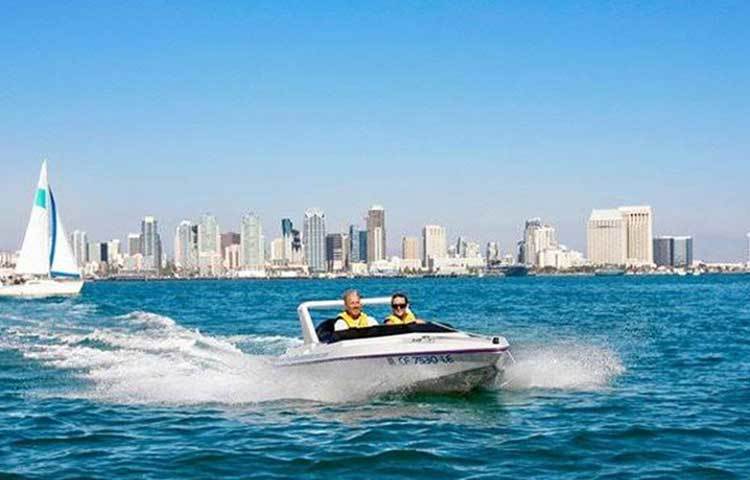 এই হোটেলে পর্যটক নিজস্ব বোটে আসতে পারেন, বা হোটেল কর্তৃপক্ষ নিকটবর্তী আইল্যান্ড থেকে তাকে নিজস্ব স্পিড বোটে নিয়ে আসতে পারেন। কিংবা কেউ চাইলে হোলেট কর্তৃপক্ষের হেলিকপ্টারেও উড়ে আসতে পারেন। তবে তাতে খরচ আরও খানিকটা বেশি পড়বে।