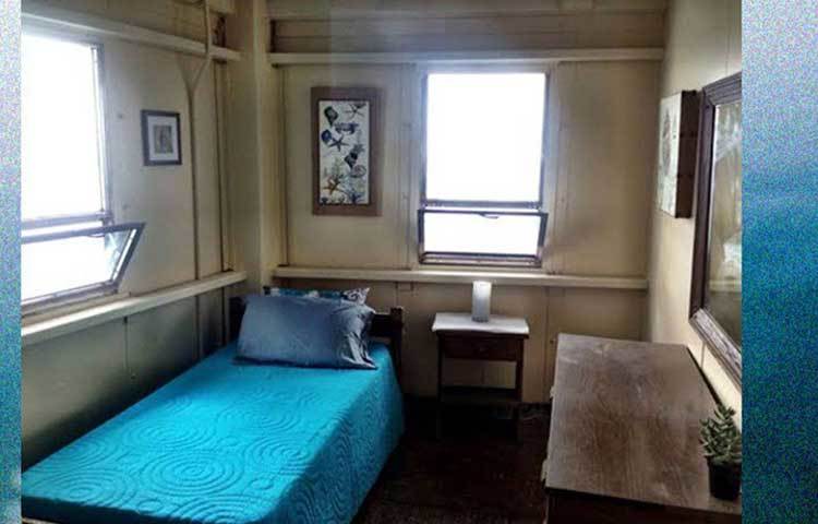 হোটেলের মোট আটটি রুম রয়েছে। রুমগুলো অবশ্যই ছোট। প্রতি রুম থেকে সমুদ্র দেখা যায়। যাতে পাঁচটি টুইন বেড এবং তিনটিতে কুইন বেড রয়েছে।