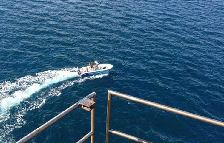 এই হোটেলে আস্তানা গড়তে হলে মূল ভূখণ্ড ছাড়িয়ে ৩২ মাইল দূরে যেতে হবে, বা উড়ে যেতে হবে কোনো হেলিকপ্টারে। কারণ স্থলপথের সঙ্গে এই হোটেলের কোনো যোগ নেই।