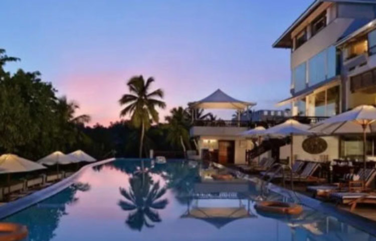 ৫০০ ফুট লম্বা সুইমিং পুলে এখন pearl spot fishes চাষ করছেন হোটেল মালিক। লকডাউনে ব্যাপক ক্ষতির মুখে পড়েছিলেন তিনি। ব্যবসা প্রায় বন্ধ হতে বসেছিল। কিন্তু তিনি বুদ্ধি করে হোটেল টিকিয়ে রেখেছেন।