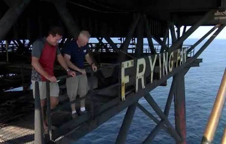 নাম ফ্রাইং প্যান হোটেল। ফ্রাইং প্যান-কারণ এই সমুদ্রের এই অংশে গভীরতা কম। ফ্রাইং প্যানের যেমন চ্যাপ্টা হয়, তার গভীরতা কম হয়, এই অংশটাও অনেকটা সেই রকম। তাই এর নাম ফ্রাইং প্যান হোটেল।