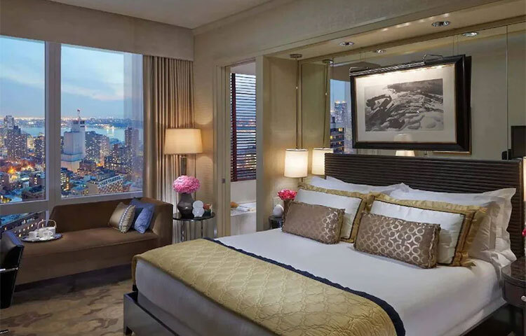 নতুন অতিথি চেক ইন করার আগে হোটেলকর্মীরা বাথরুম পরিষ্কার করেন। পারপরেও আপনি হোটেলে ঢুকে আগে দেখে নিন বাথরুম কতটা পরিষ্কার আছে। বাথরুমের মেঝেতে গরম পানি ঢেলে দেখুন কোনো ময়লা ধরা পড়ে কিনা। ছবি: সংগৃহীত