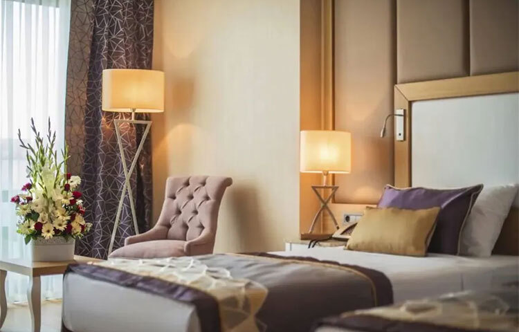 হোটেলের রুমে পানির গ্লাস দেওয়া হয়। কিন্তু সেই গ্লাস ব্যবহার না করাই ভালো। সাদা চোখে গ্লাসের উপর নোংরা ধরা পড়ে না। তাই গ্লাসে পানি ঢেলে দেখুন। তাহলে গ্লাসের গায়ে লেগে থাকা দাগ ধরা পড়ে যাবে। ছবি: সংগৃহীত