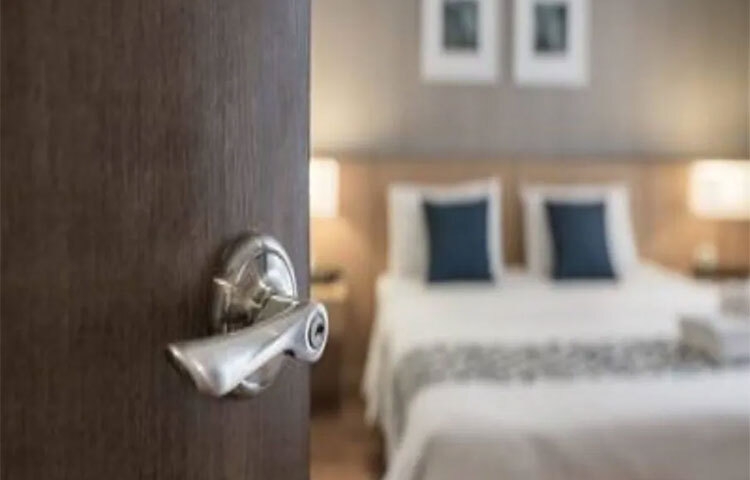 হোটেলের ঘরের প্রায় সব জিনিস পরিষ্কার করা হলেও সাধারণত টেলিভিশন সেটের রিমোট কন্ট্রোল পরিষ্কার করা হয় না। এদিকে সব অতিথিই রিমোটে হাত দেন। তাই ভিজে টিস্যুপেপার বা স্যানিটাইজার দিয়ে পরিষ্কার করে নিন। ছবি: সংগৃহীত