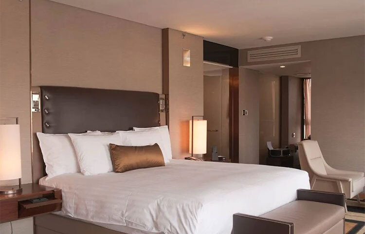 কোভিডে কারণে পরিচ্ছন্নতা ও স্বাস্থ্যবিধি নিয়ে অনেক নতুন নিয়ম এসেছে। স্যানিটাইজারের ব্যবহার বেড়ে গিয়েছে অনেক গুণ। কোভিডের তীব্রতা কমে গেলেও পরিচ্ছন্নতা নিয়ে আপস করবেন না। পরীক্ষা করে দেখবেন হোটেলের রুমে স্যানিটাইজার আছে কিনা। ছবি: সংগৃহীত